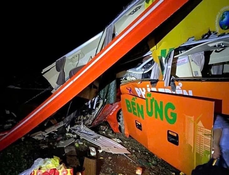 Chiếc xe gần như biến dạng. Ảnh: Tuổi Trẻ.