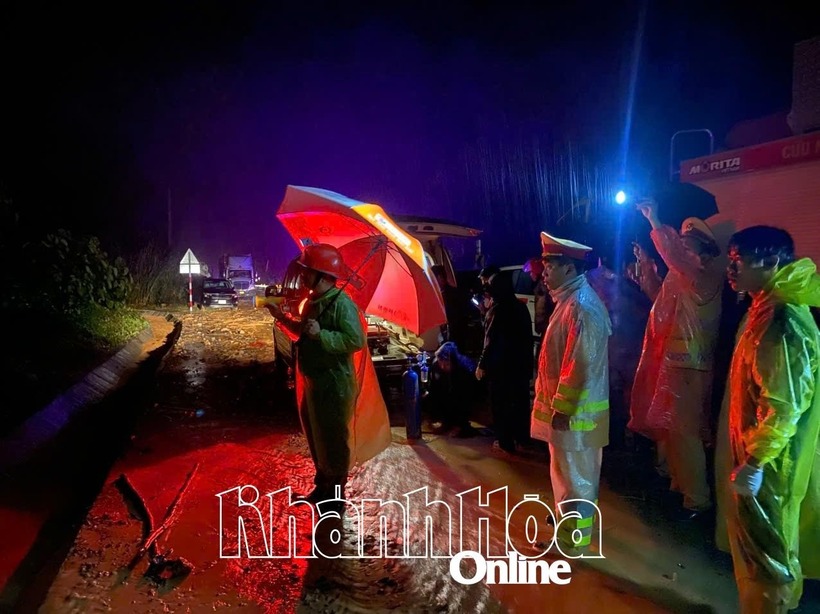 Công tác cứu hộ vẫn đang được triển khai. Ảnh: Báo Khánh Hoà