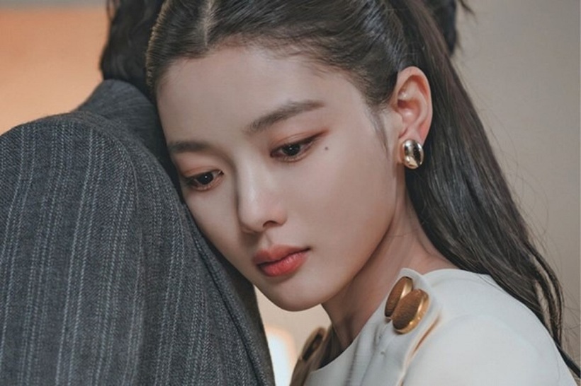 Kim Yoo Jung gặp vấn đề về sức khỏe.