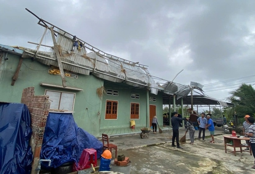 Lốc xoáy làm tốc mái tôn ở phường Nguyễn Nghiêm, tỉnh Quảng Ngãi. (Ảnh: VnExpress)