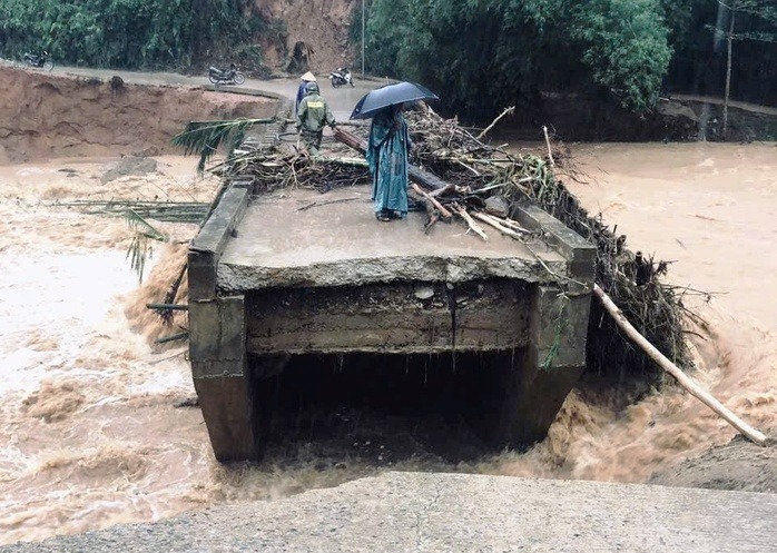 Cầu Nước Bao (xã Sơn Bao cũ) bị nước lũ cuốn gãy đôi. Ảnh: Người lao động