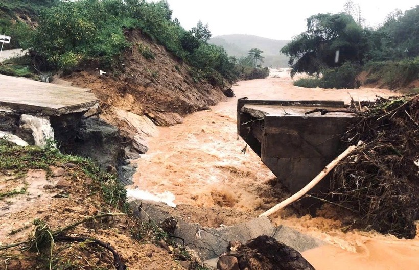 Sau trận mưa lớn kéo dài, lũ dữ chảy xiết đã cuốn gãy đôi cầu Nước Bao ở Quảng Ngãi, khiến 288 hộ dân bị cô lập. Ảnh: Vietnamnet