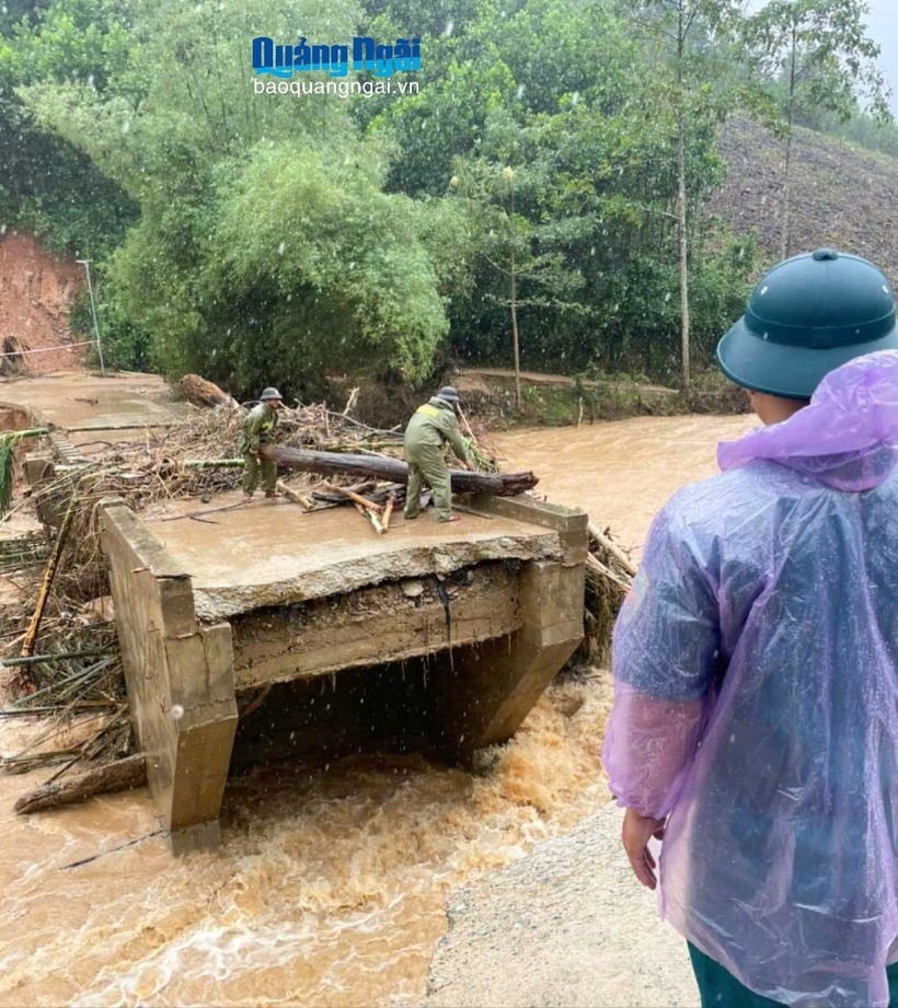 Hiện lực lượng chức năng đã lập chốt hai đầu cầu, căng dây cảnh báo. Ảnh: Báo Quảng Ngãi