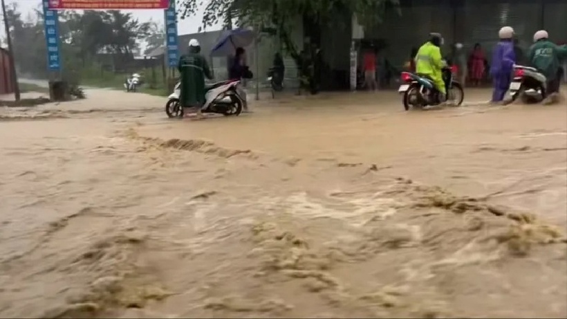 Mưa gây ngập nhiều tuyến đường tại xã Yang Mao. Ảnh: PLO.