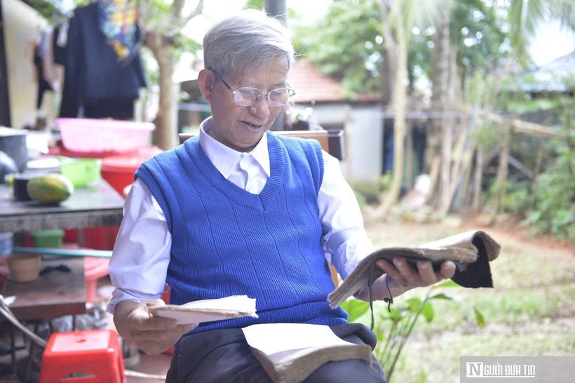 Ông Hà Nam Ninh (76 tuổi) đã dành hơn nửa đời đời nghiên cứu và truyền dạy chữ Thái.