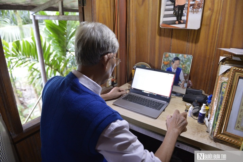 Mỗi ngày, ông vẫn tận tụy, cần mẫn soạn giáo án để lên lớp dạy chữ Thái.