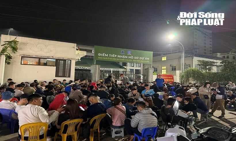 Người dân xếp hàng từ đêm hôm trước chờ nộp hồ sơ mua nhà ở xã hội, phản ánh nhu cầu an cư bức thiết và nnững hy vọng về mái ấm tương lai.