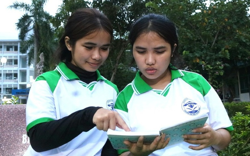 Hai chị em Hiền (bên phải), Hòa (bên trái) cùng nhau ôn bài dưới sân trường.