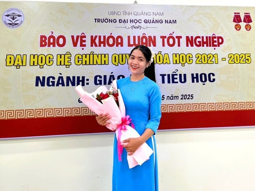 Loan bảo vệ thành công khóa luận tốt nghiệp, nụ cười rạng rỡ tràn đầy hy vọng về tương lai trở lại bản gieo chữ.