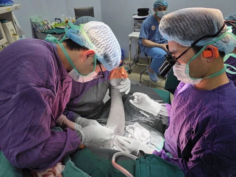 Các bác sĩ chạy đua cứu cánh tay cho bệnh nhân. Ảnh: VietNamNet.
