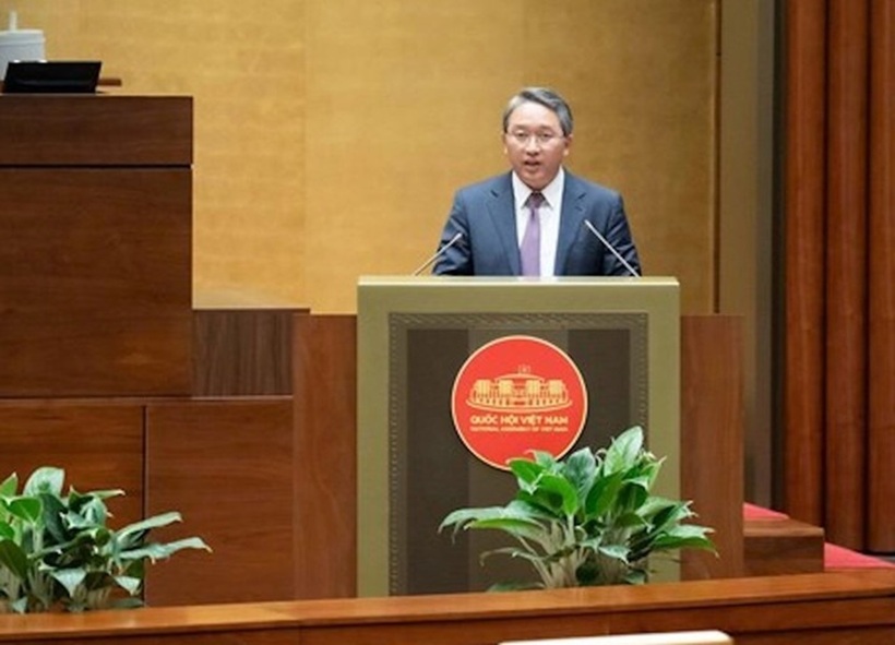 Bộ trưởng Bộ Tư pháp Nguyễn Hải Ninh trình bày tờ trình. Ảnh: VTC News