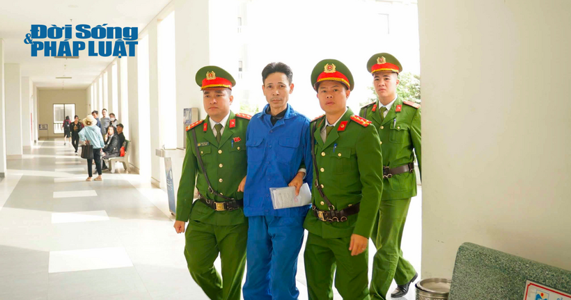 Khoảng 9h sáng, bị cáo Cao Văn Hùng được dẫn giải đến tòa.