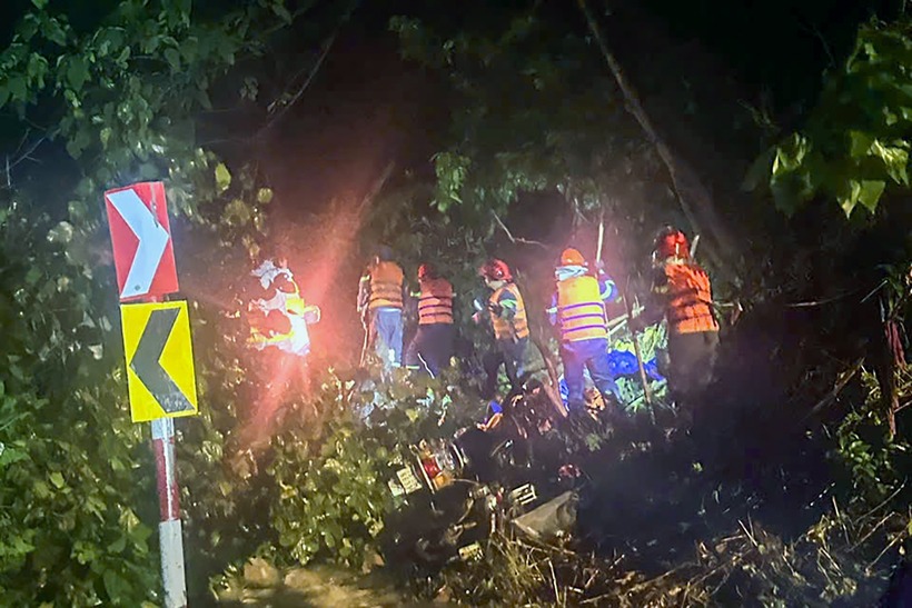 Lực lượng chức năng tổ chức tìm kiếm người bị vùi lấp. (Ảnh: VietnamNet)