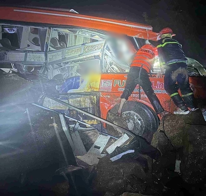 Hiện trường vụ xe khách gặp nạn. Ảnh: Tuổi Trẻ