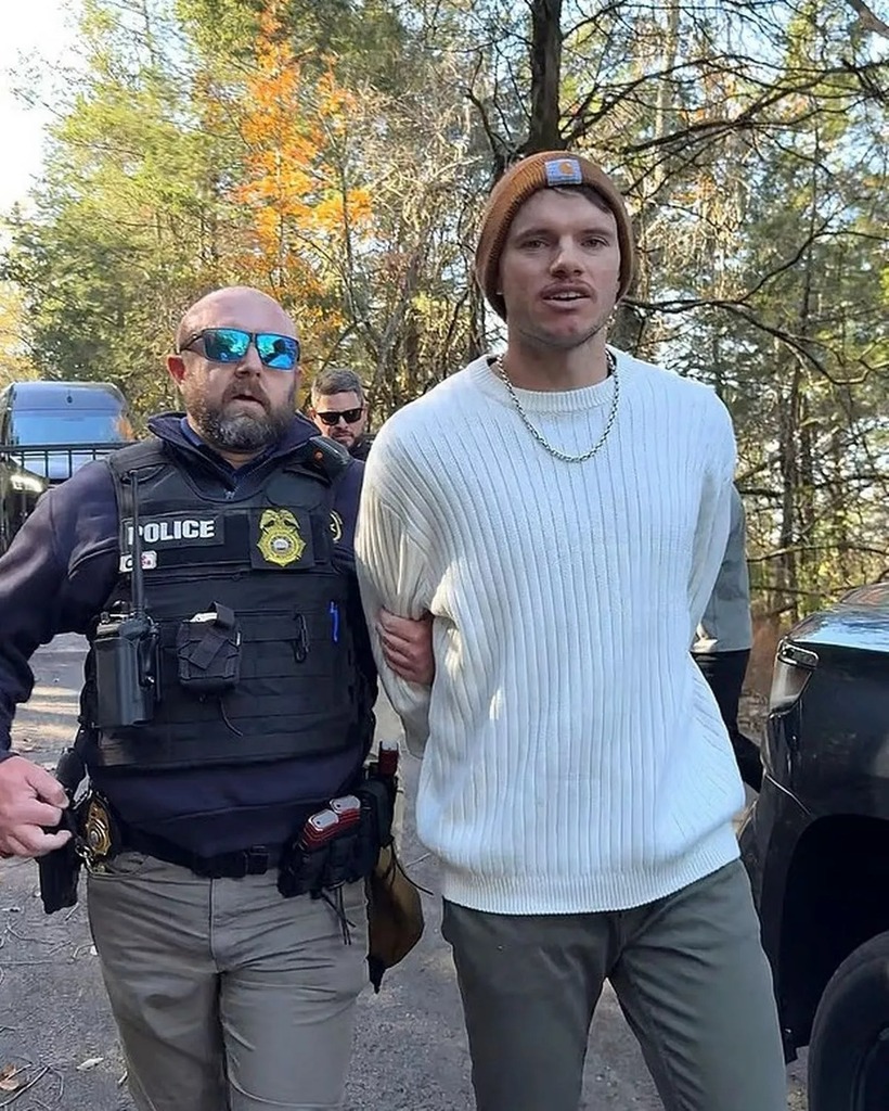 Cảnh sát bắt giữ Cody Detwiler. Ảnh: The Mirror