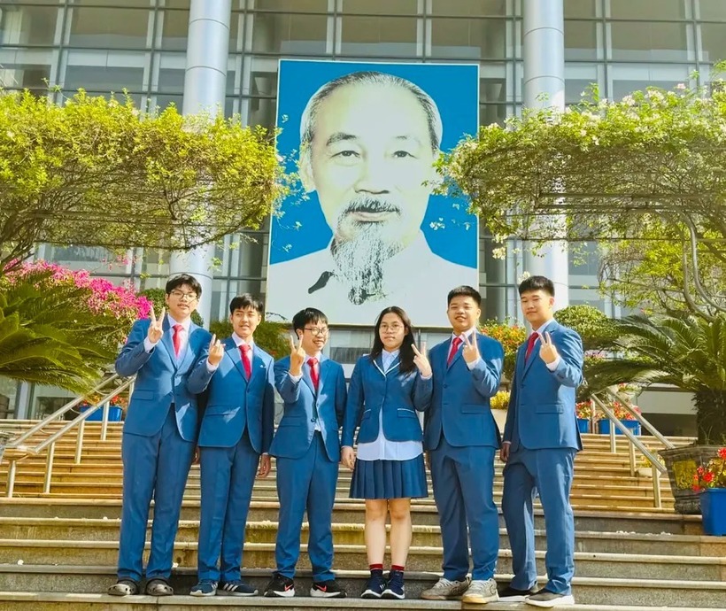 6 học sinh Trường THPT chuyên Hà Nội - Amsterdam trở thành thành viên chính thức của Việt Nam dự thi Olympic Khoa học trẻ quốc tế - IJSO 2025. Ảnh: Sở GD&ĐT Hà Nội