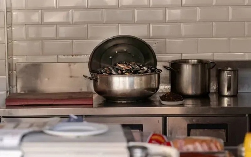 Ba người một gia đình tử vong nghi do ngộ độc thực phẩm khi đi du lịch. Ảnh minh họa.