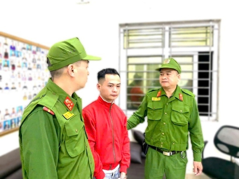 Công an bắt giữ Nguyễn Hữu Bằng. Ảnh: Công an TP.Hà Nội