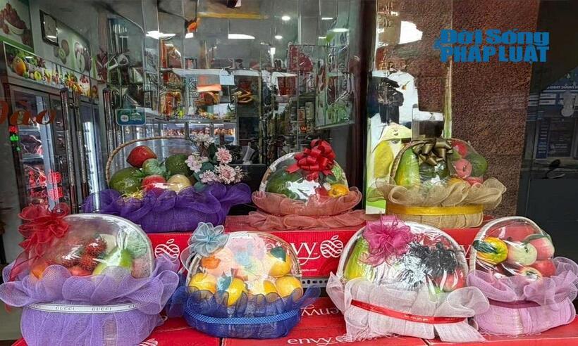 Các loại táo, nho, dâu tây, lê vàng Hàn Quốc được phối kết hợp thành giỏ đẹp mắt có giá từ 550.000 – 1.200.000 đồng.