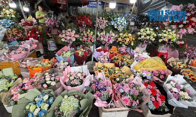 Các mẫu bó hoa và lẵng hoa được trang trí theo phong cách hiện đại, trẻ trung.