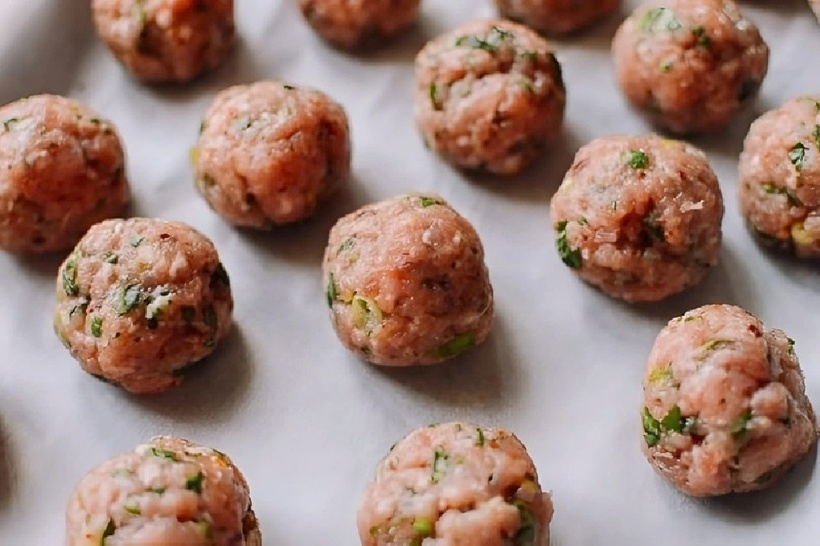 Khi xay thịt không nên xay quá nhuyễn vì sẽ làm giảm độ ngon của món ăn.