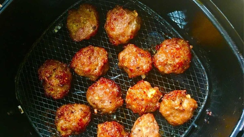 Những viên thịt nướng vàng thơm, nóng giòn.