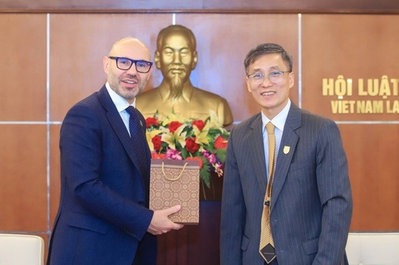 Chủ tịch Hội Luật gia Việt Nam tặng quà lưu niệm cho Tổng Thư ký Tòa Trọng tài thường trực Marcin Czepelak.