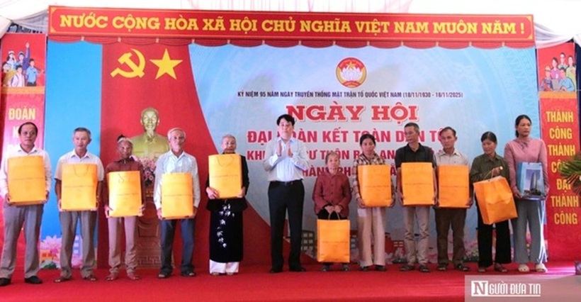 Chủ tịch nước tặng quà các hộ gia đình chịu thiệt hại sau nhiều ngày mưa lớn, triều cường gây ngập sâu và có hoàn cảnh khó khăn.