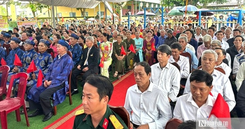 Người dân Bảo An đón Chủ tịch nước trong không khí hân hoan của ngày hội truyền thống.