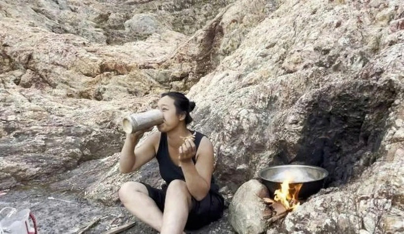 Nữ thí sinh có biệt danh Zhao Tiezhu tham gia thử thách sinh tồn. Ảnh: SCMP