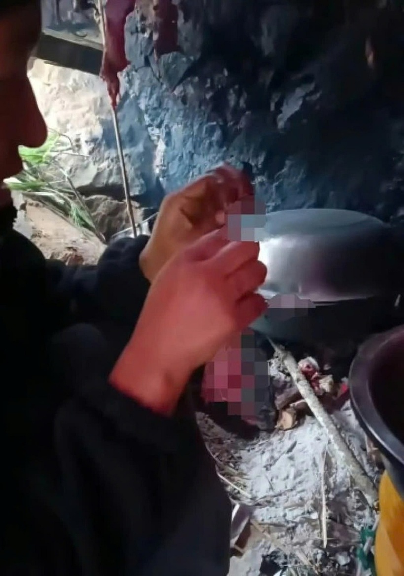 Cô gái trẻ đã ăn 50 con chuột trong cuộc thi sinh tồn. Ảnh: SCMP