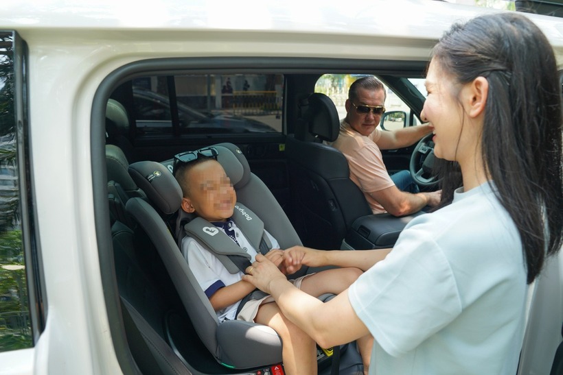 Theo đại diện Cục CSGT, trẻ em dưới 10 tuổi và dưới 1,35m thì không được ngồi hàng ghế phía trên và phải sử dụng thiết bị an toàn. (Ảnh: Babyro.eu).