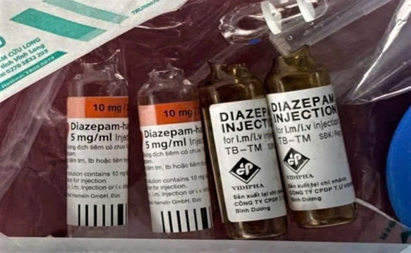 Những lọ thuốc được phát hiện tại hiện trường, nghi nạn nhân sử dụng để tự tử. (Ảnh: Lao động)