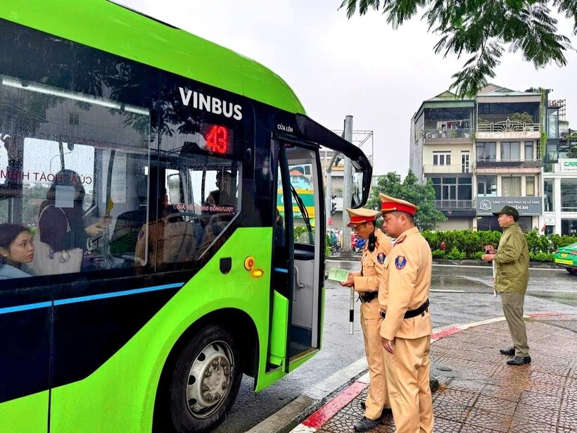 CSGT xử lý các xe buýt chạy không đúng lộ trình lên cầu Chương Dương, sáng 18/11.