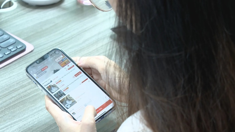 Người tiêu dùng ngày này có xu hướng mua hàng qua livestream của các KOL, KOC nổi tiếng. (Ảnh minh họa)