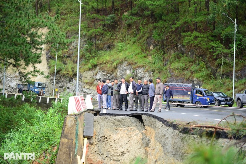 Vết sạt trượt taluy âm trên đèo Prenn ở Đà Lạt khiến giao thông tê liệt. Ảnh: Dân trí