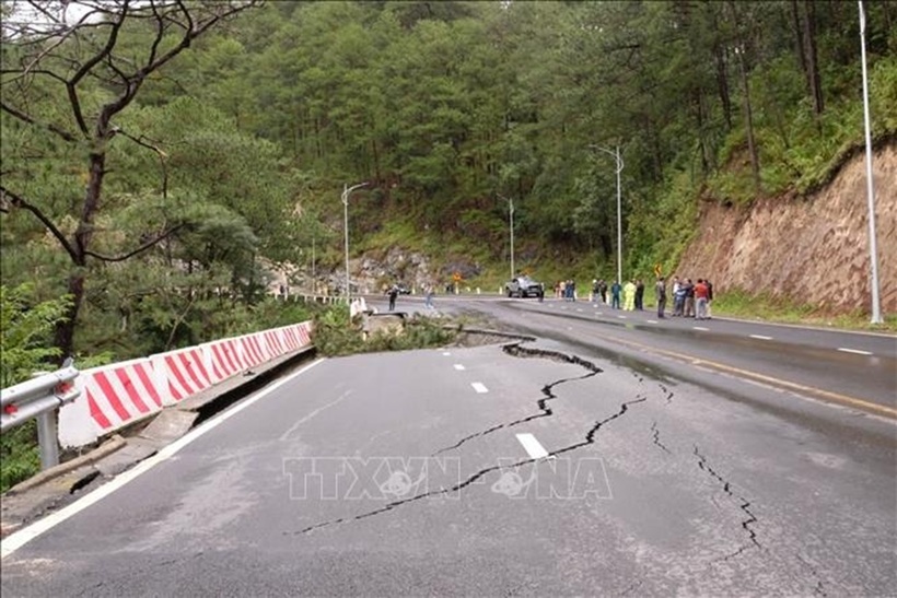 Đoạn sạt lở trên đèo Prenn gần khu vực cầu Đatanla xảy ra sáng 17/11. Ảnh: TTXVN