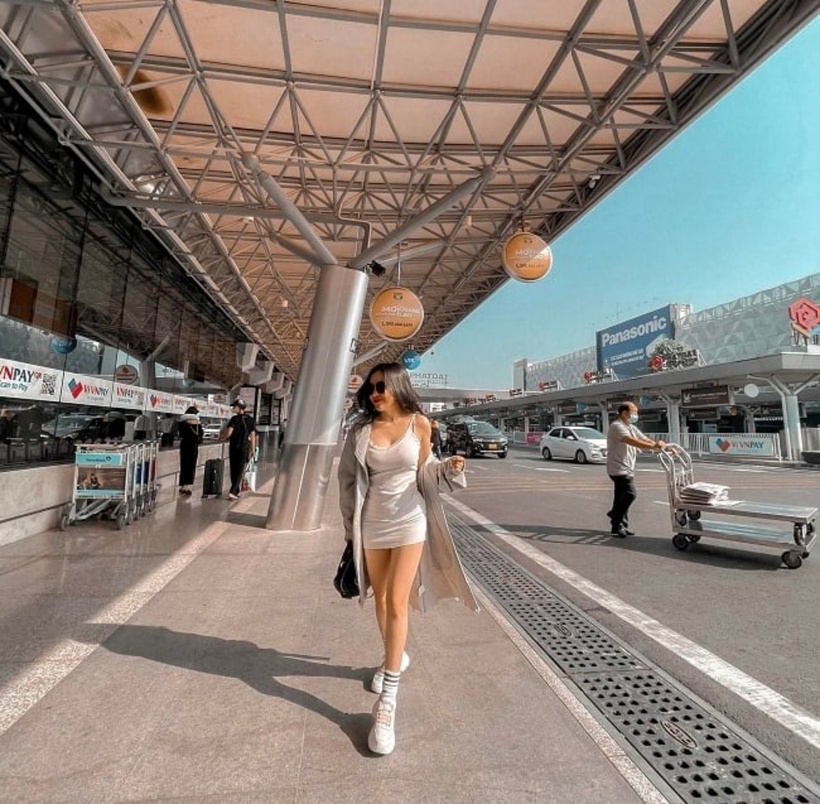 Để đảm bảo sức khỏe khi bay, bạn nên mặc quần áo kín đáo thay vì phô phang da thịt thiếu tế nhị. Ảnh minh họa.