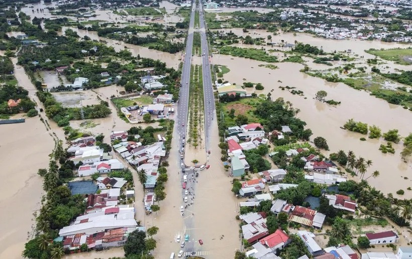 Do mưa lớn, nhiều đoạn của đại lộ Võ Nguyên Giáp ngập sâu, nước chảy xiết. (Ảnh: PLO)