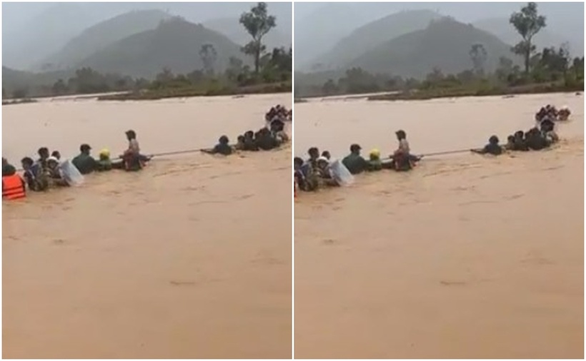 Chính quyền sử dụng dây thừng đưa người dân vùng lũ ở xã Yang Mao, tỉnh Đắk Lắk di chuyển đến nơi an toàn. (Ảnh: Lao động)