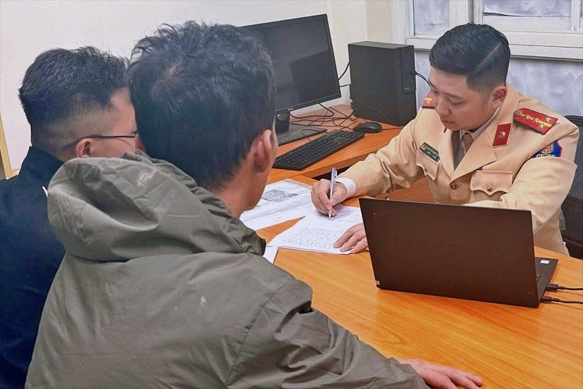 CSGT lập biên bản với tài xế N.H.N. Ảnh: VietNamnet