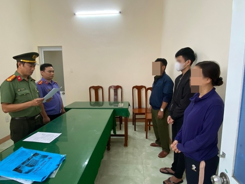 Công an tỉnh Quảng Ngãi đã tống đạt Quyết định khởi tố bị can, Lệnh bắt bị can để tạm giam L.T.P. Ảnh: Công an tỉnh Quảng Ngãi.