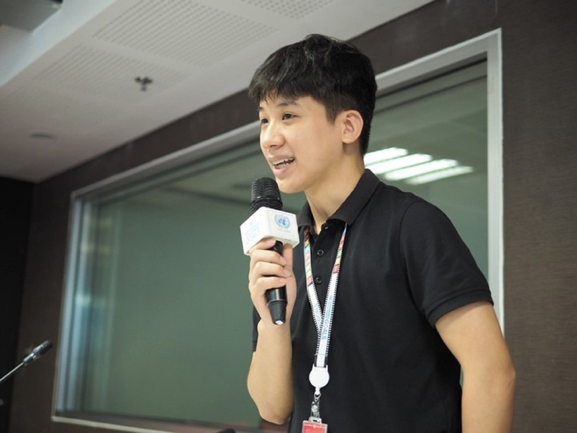 Trần Việt Long mang biến chứng bại não thể nhẹ, khiến tay chân co cứng, di chuyển khó khăn. Ảnh: VTC News