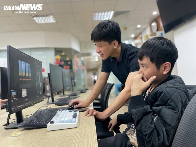 Thầy giáo Trần Việt Long hướng dẫn học viên trong một tiết học. Ảnh: VTC News