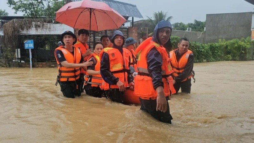 Lực lượng chức năng giải cứu gia đình sáu người tại đường Quy Đông, phường Tây Nha Trang. (Ảnh: Pháp luật TP.HCM)