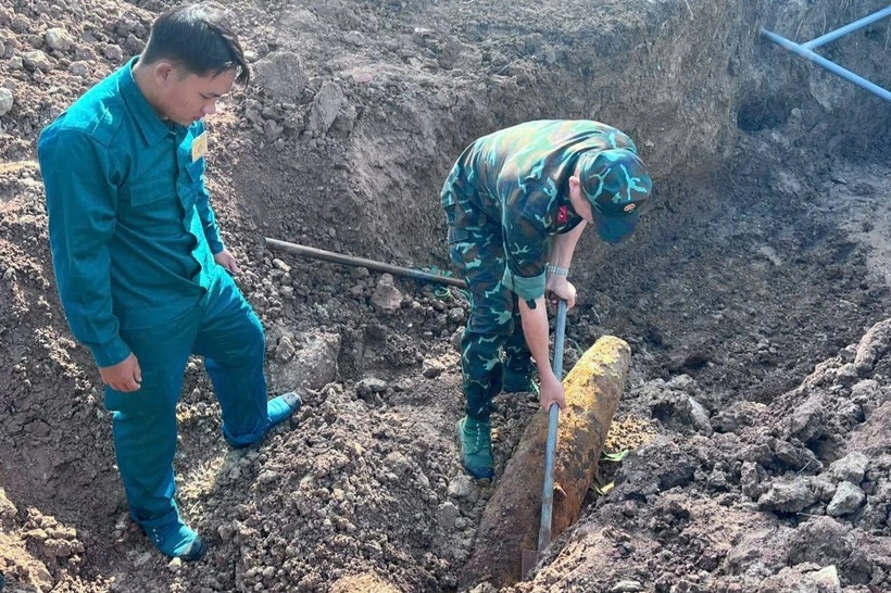 Lực lượng công binh di dời quả bom, đưa về kho chờ xử lý. (Ảnh: Ban Chỉ huy quân sự phường Phú Lợi)