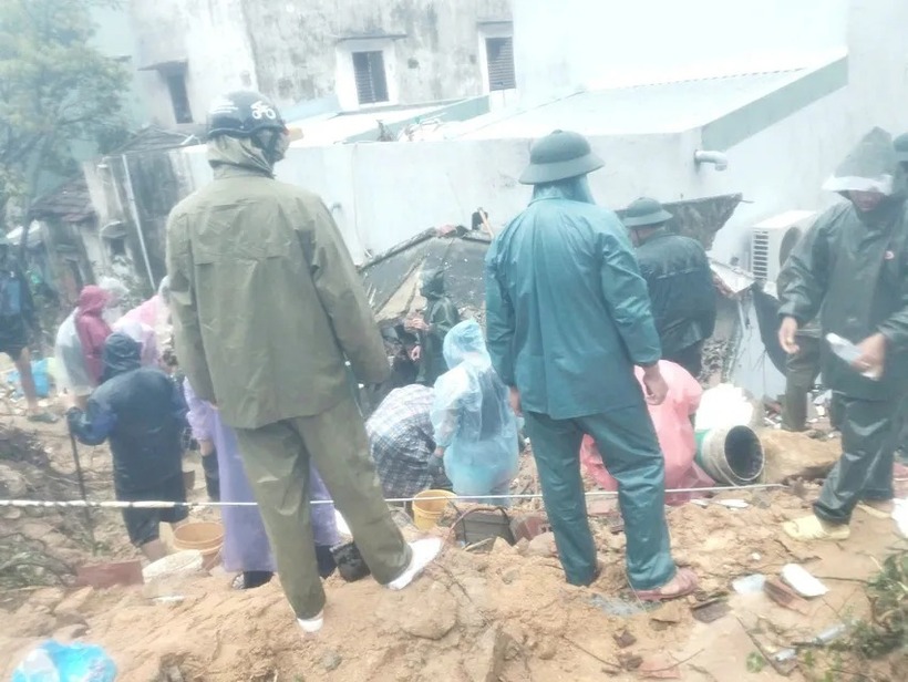 Đất sạt xuống làm sập hoàn toàn 1 nhà dân, vùi lấp 2 vợ chồng bà C. Ảnh: PLO.