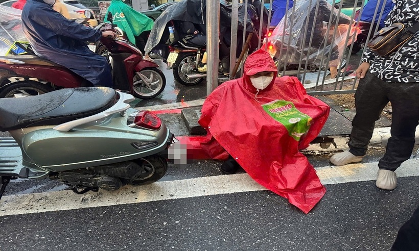 Đối tượng và tang vật khi bị CSGT và người dân khống chế.