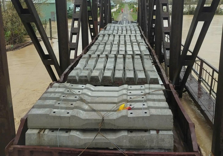 Toa xe chở 44,5 tấn tà vẹt dằn cầu đường sắt Luật Lễ. (Ảnh: Tuổi trẻ)