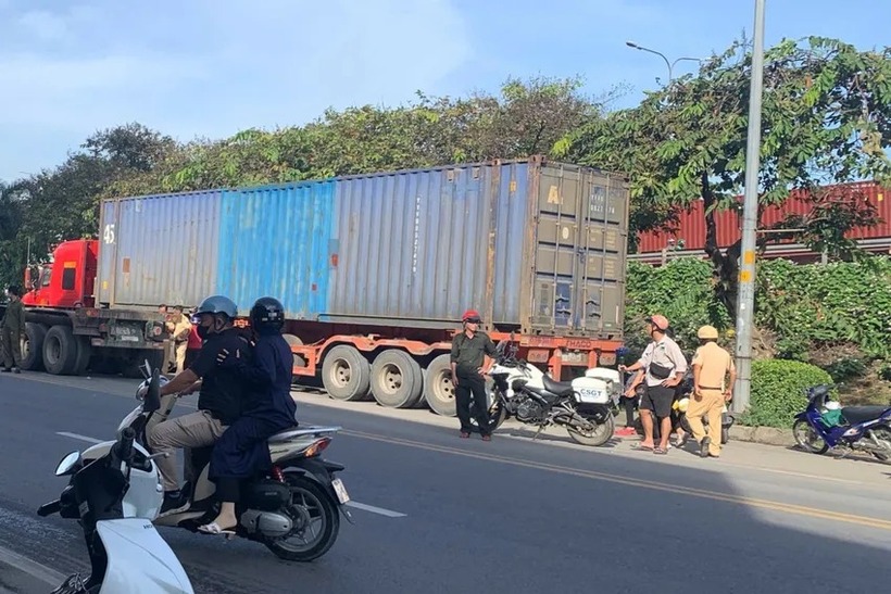 Hiện trường nữ sinh lớp 9 tử vong sau tai nạn kẹp giữa 2 xe container. (Ảnh: Pháp luật TP.HCM)